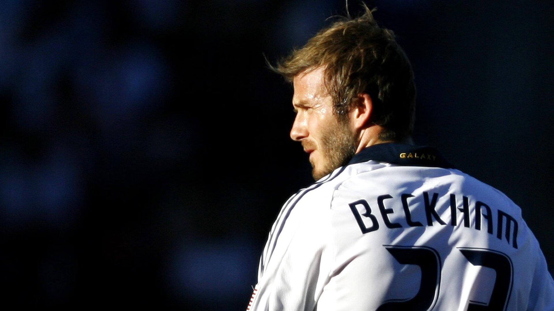 跨界联动！演员刘些宁到访AC米兰俱乐部，获赠传奇6号球衣并拍摄时尚大片