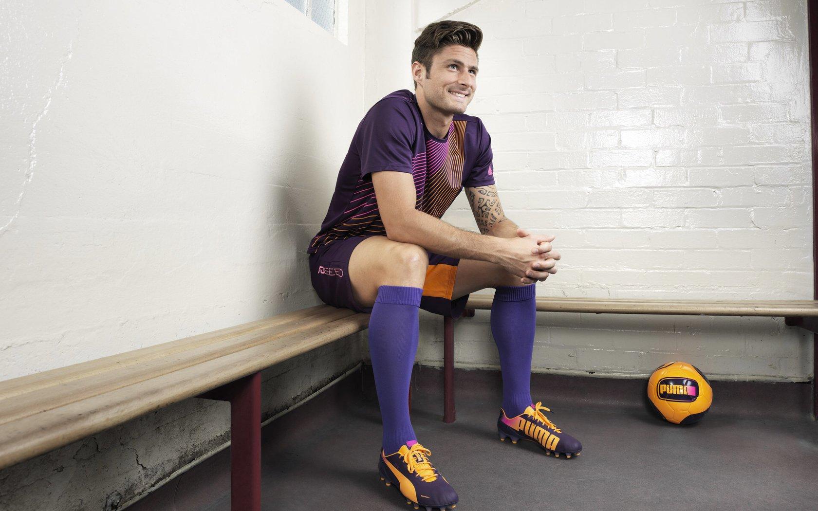 英超赛场现绅士犯规？多古被蹬踏后沉默引争议，沃克逃红牌曼联险胜伯恩利